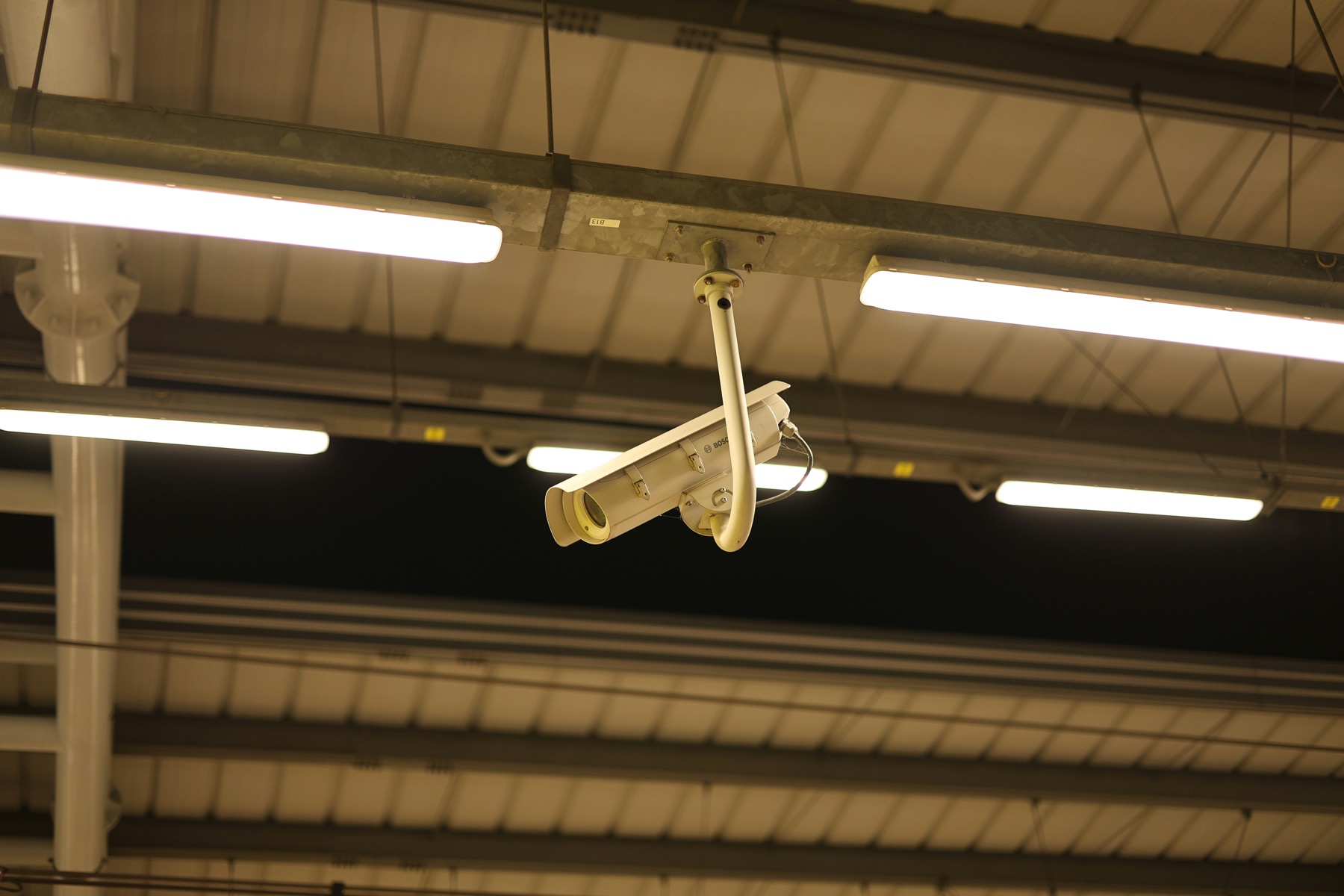 Caméra de sécurité fixée au plafond