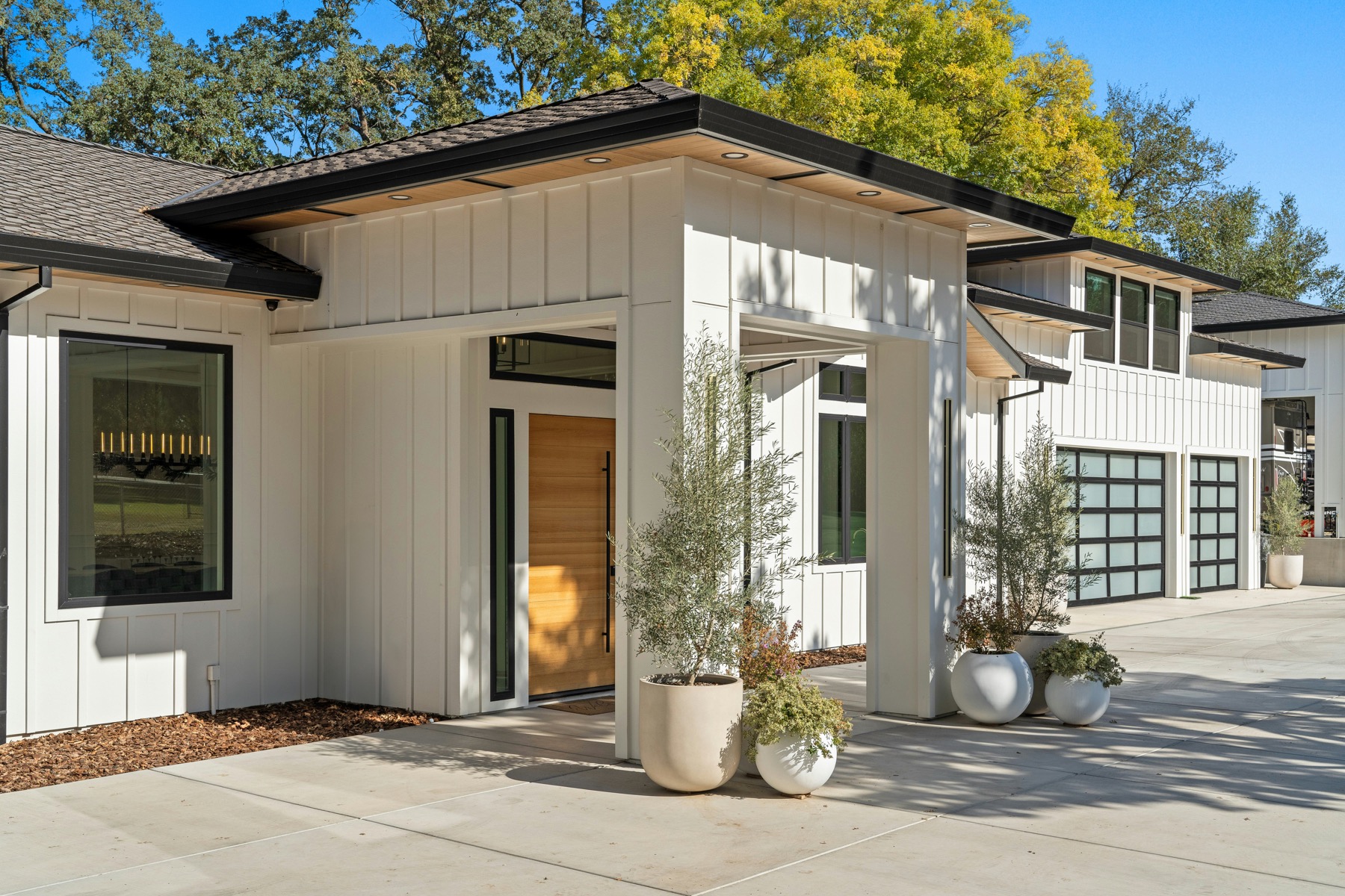 Maison moderne vue de l’extérieur avec entrée éclairée