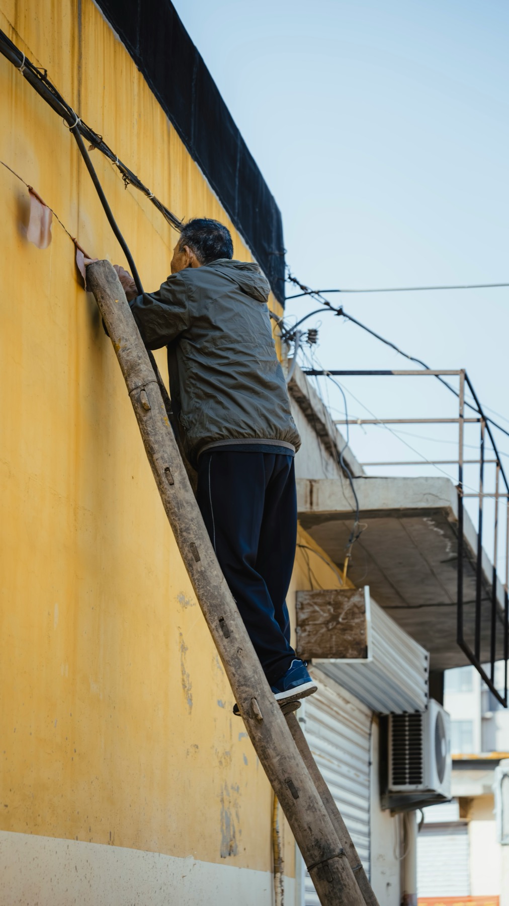 Personne sur une echelle dans une piece en renovation