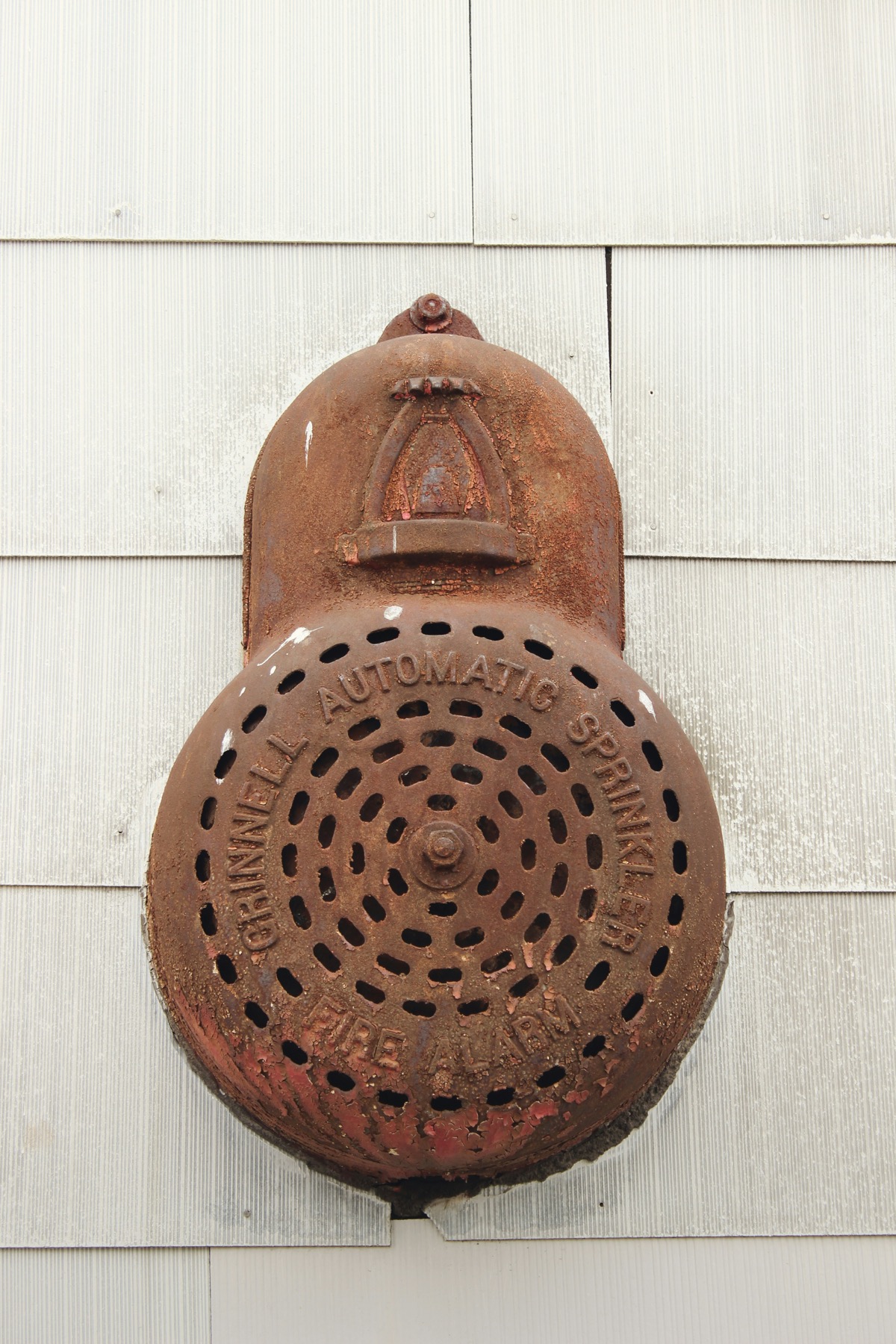 Sirène d'alarme rouge fixée au mur